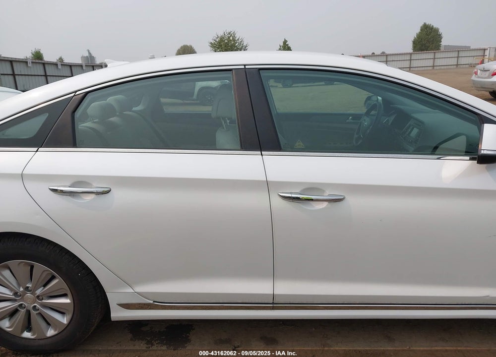 2016 HYUNDAI SONATA HYBRID VIN: KMHE24L18GA013879