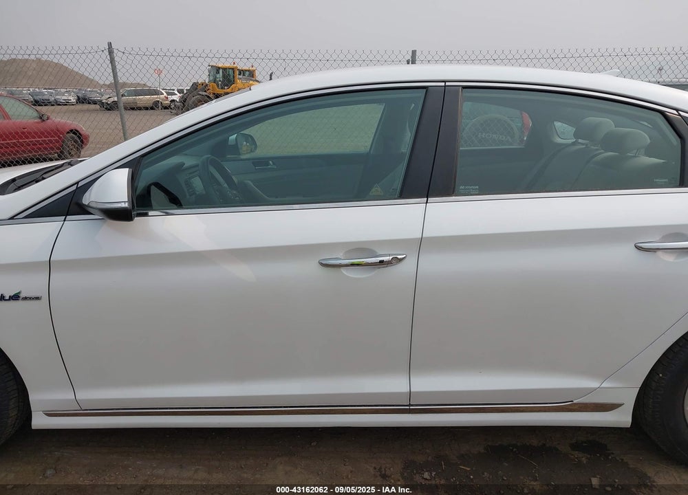 2016 HYUNDAI SONATA HYBRID VIN: KMHE24L18GA013879