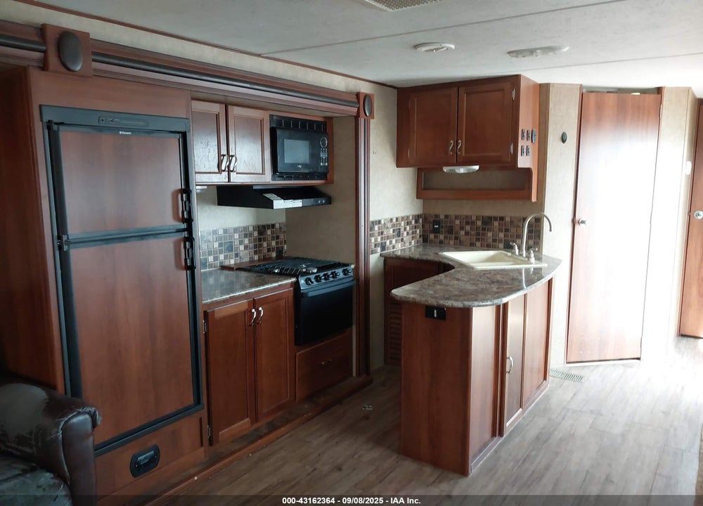 2015 AVENGER M-32 RED VIN: 5ZT2AVXB6FB905980