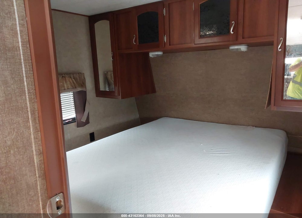 2015 AVENGER M-32 RED VIN: 5ZT2AVXB6FB905980
