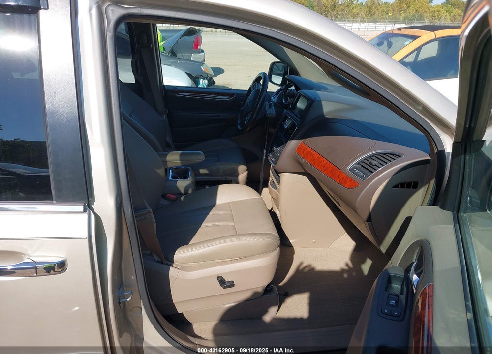 2016 CHRYSLER TOWN & COUNTRY VIN: 2C4RC1CG3GR283569