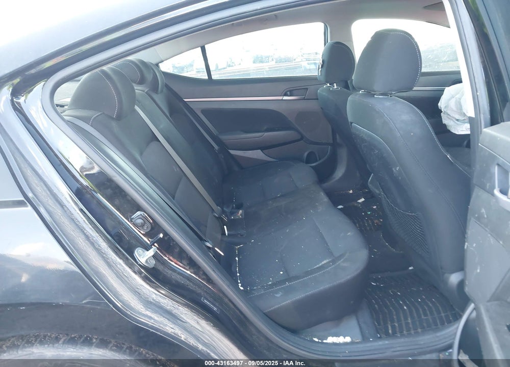 2017 HYUNDAI ELANTRA VIN: 5NPD84LF1HH172893