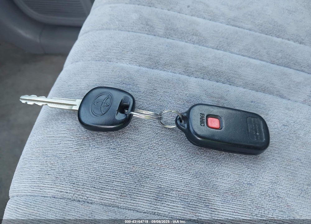 2000 TOYOTA SIENNA LE VIN: 4T3ZF13C5YU200106