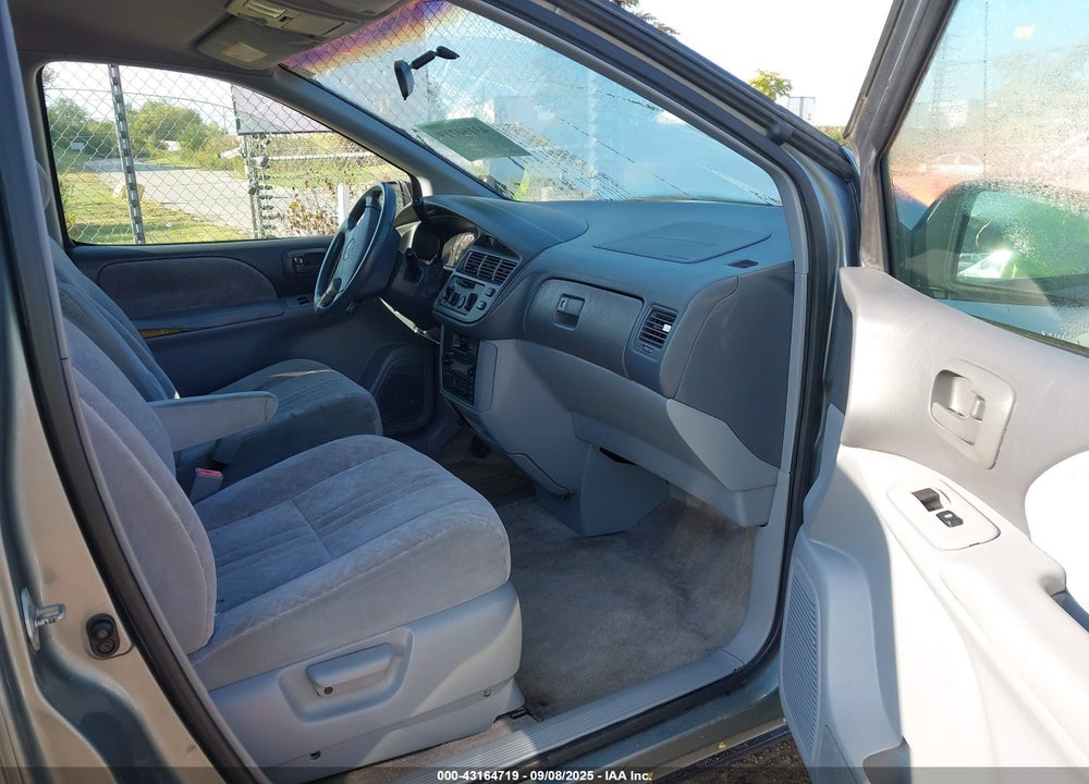 2000 TOYOTA SIENNA LE VIN: 4T3ZF13C5YU200106