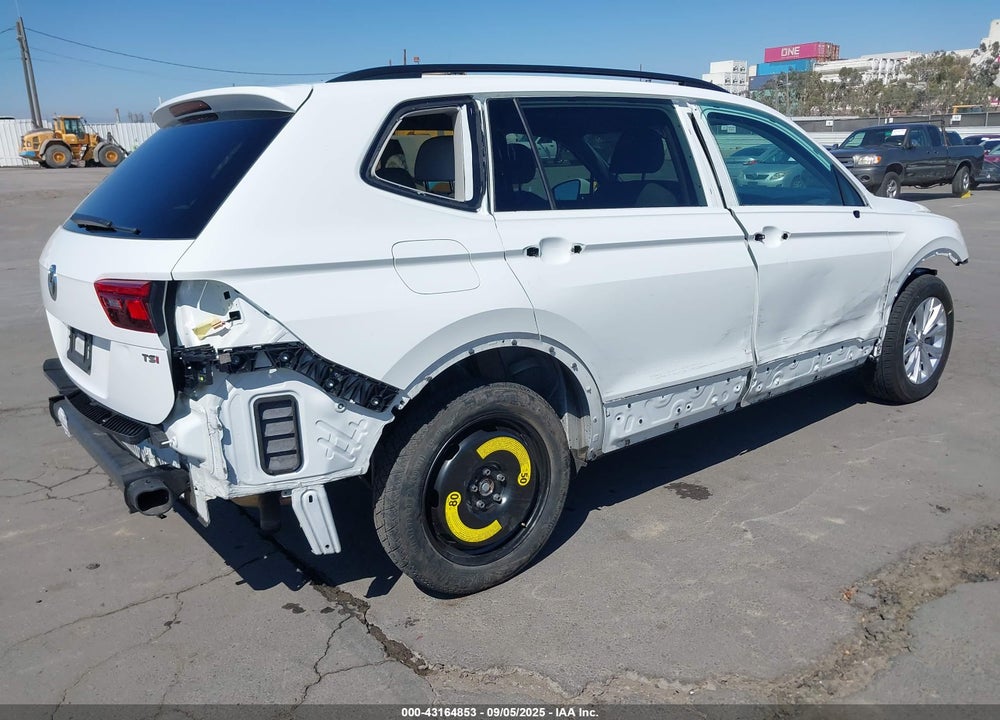 2018 VOLKSWAGEN TIGUAN VIN: 3VV1B7AX2JM020785