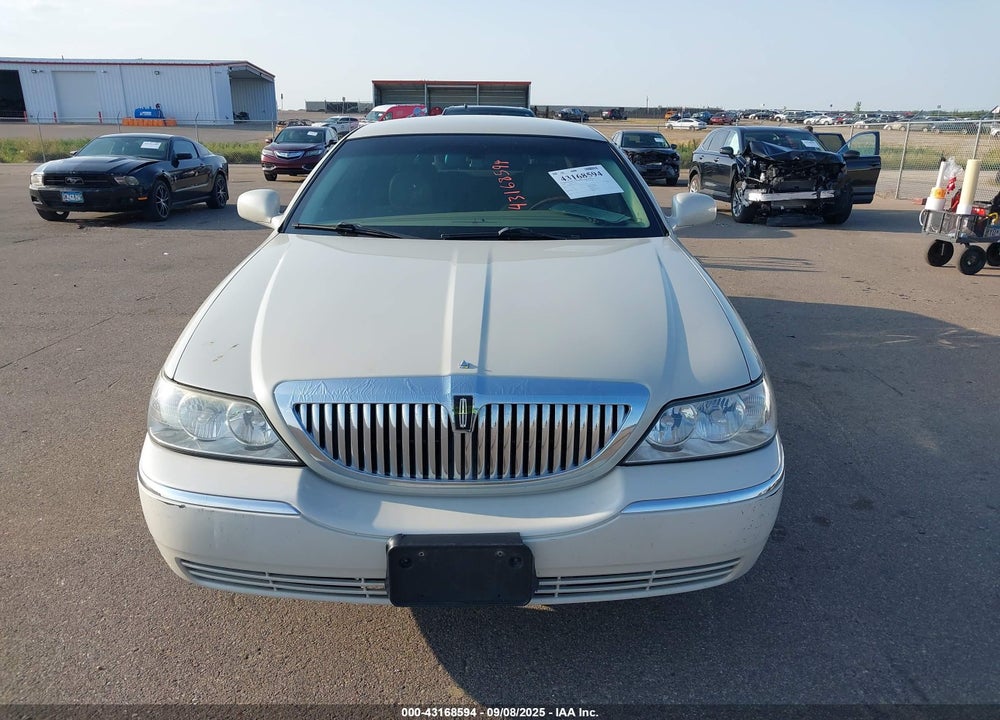 2007 LINCOLN TOWN CAR SIGNATURE L VIN: 1LNHM85W97Y605211