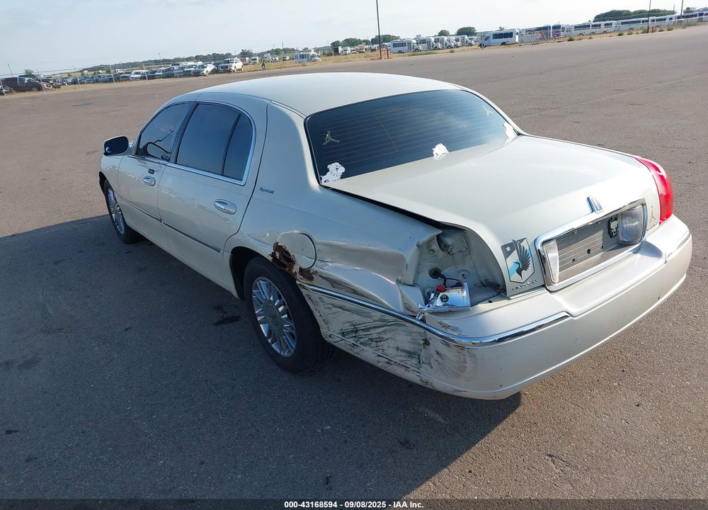 2007 LINCOLN TOWN CAR SIGNATURE L VIN: 1LNHM85W97Y605211
