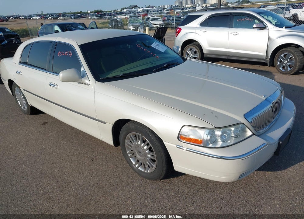 2007 LINCOLN TOWN CAR SIGNATURE L VIN: 1LNHM85W97Y605211