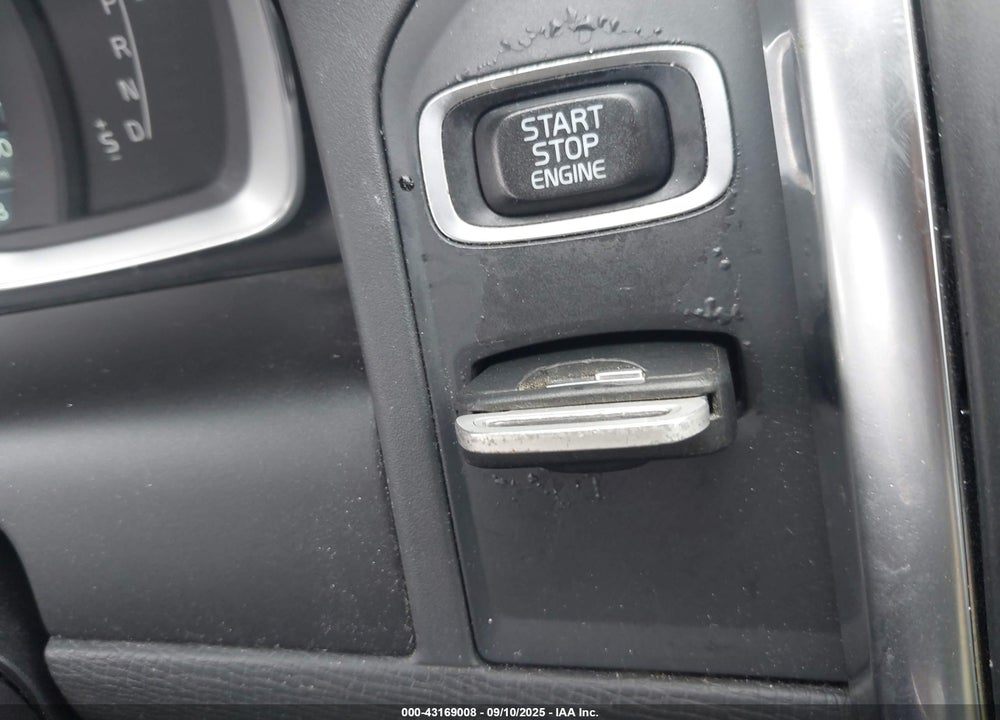 2014 VOLVO XC60 VIN: YV4940DZ4E2509957