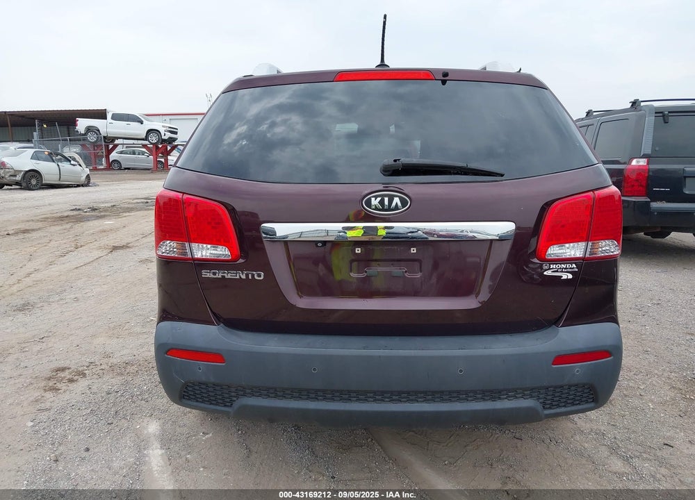 2011 KIA SORENTO VIN: 5XYKT4A15BG137219