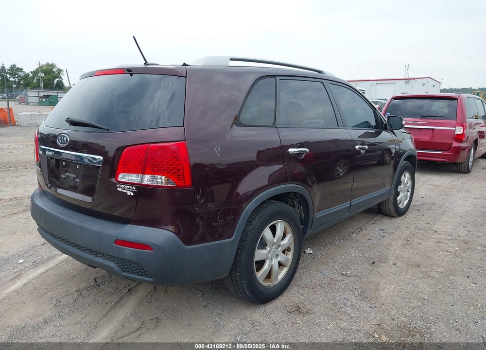 2011 KIA SORENTO VIN: 5XYKT4A15BG137219