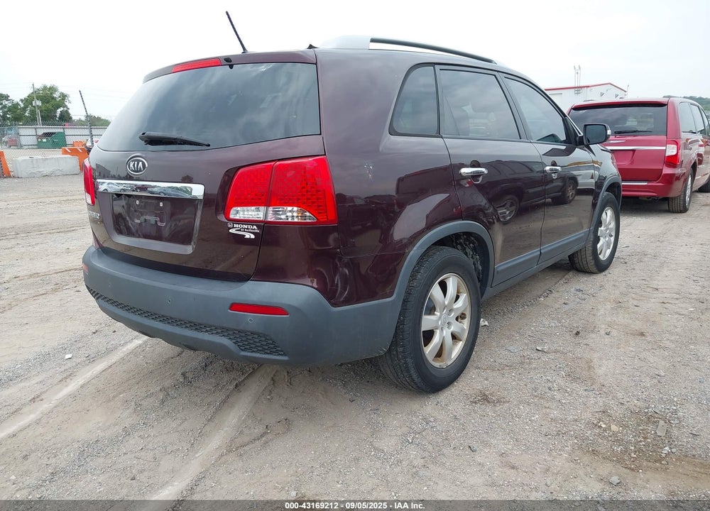 2011 KIA SORENTO VIN: 5XYKT4A15BG137219