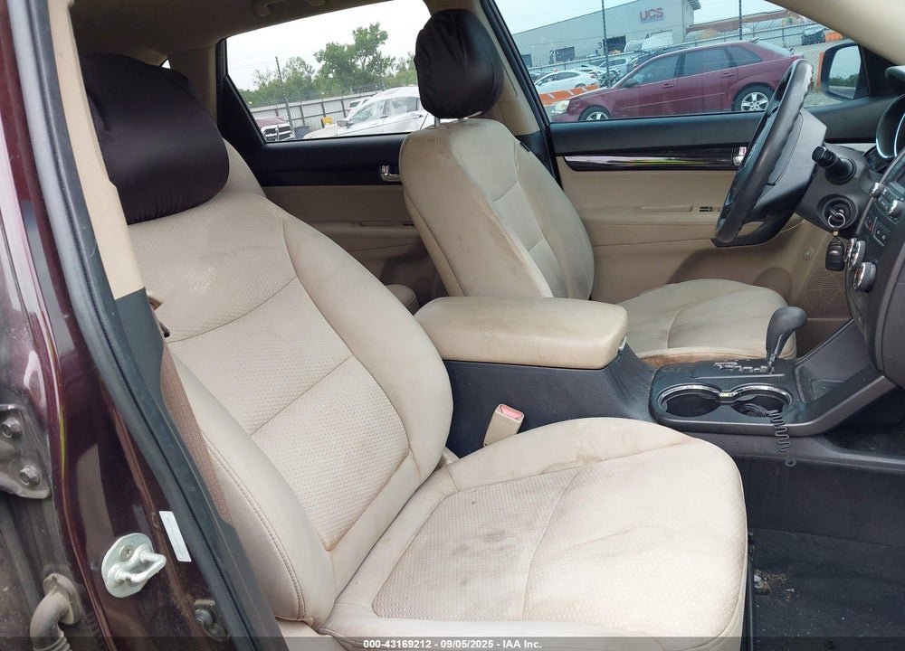 2011 KIA SORENTO VIN: 5XYKT4A15BG137219