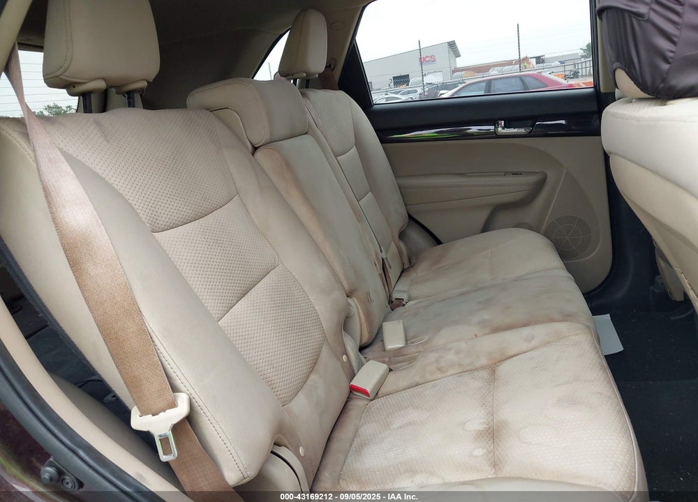 2011 KIA SORENTO VIN: 5XYKT4A15BG137219