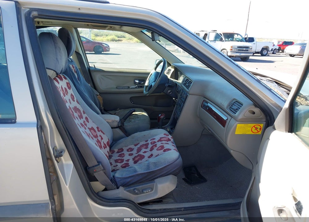 2000 VOLVO V70 XC/XC SE VIN: YV1LZ56D8Y2693856