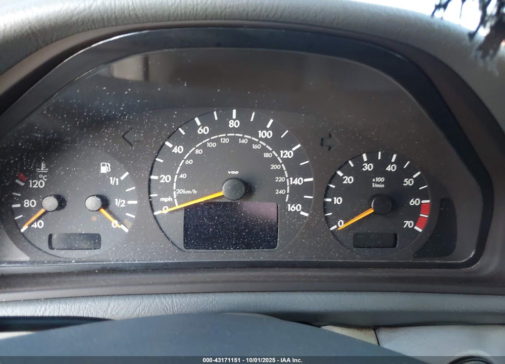 2000 MERCEDES-BENZ CLK 320 VIN: WDBLK65G4YT052577