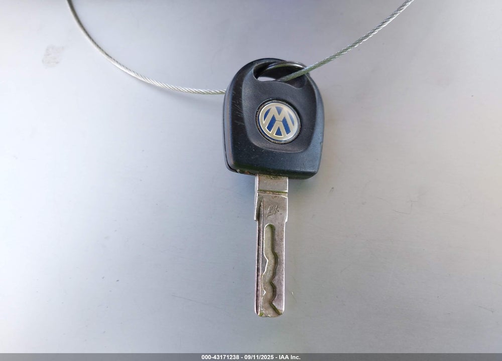 2000 VOLKSWAGEN NEW BEETLE GLX VIN: 3VWDD21C8YM469949