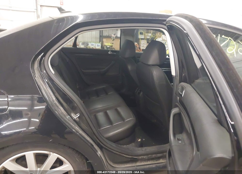 2010 VOLKSWAGEN JETTA VIN: 3VWRJ7AJXAM073506