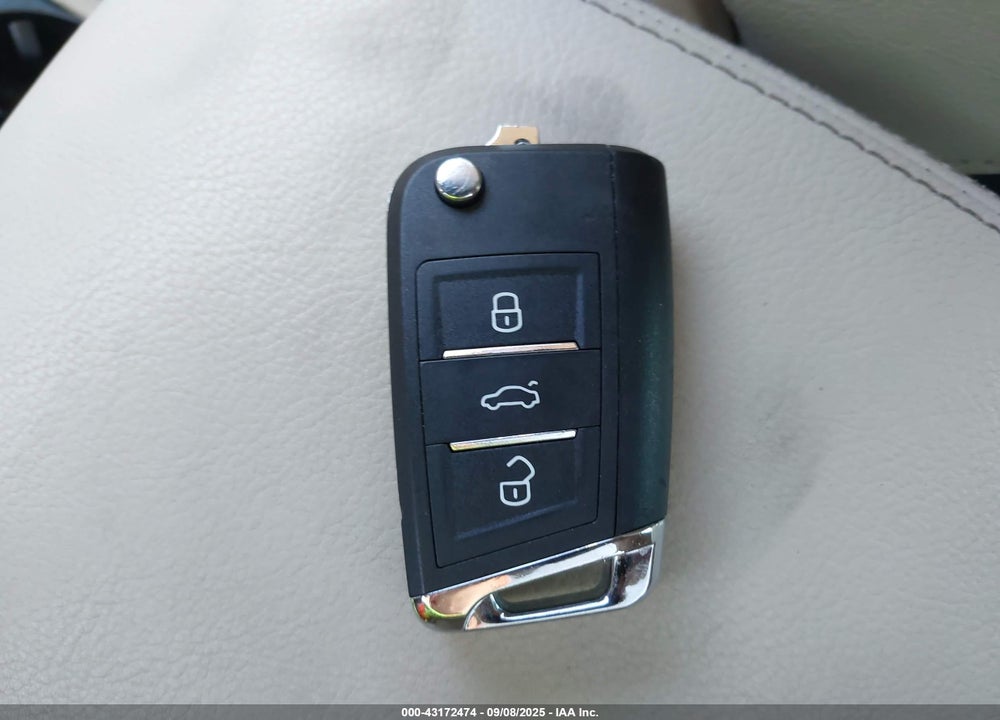 2011 VOLKSWAGEN TIGUAN VIN: WVGBV7AX0BW537249