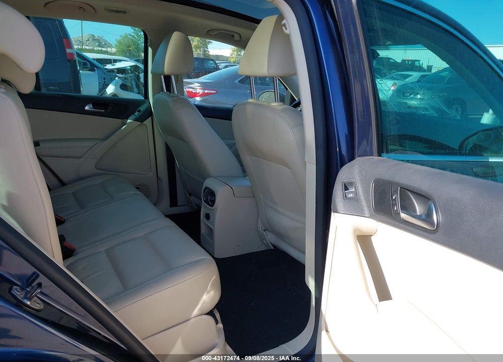 2011 VOLKSWAGEN TIGUAN VIN: WVGBV7AX0BW537249