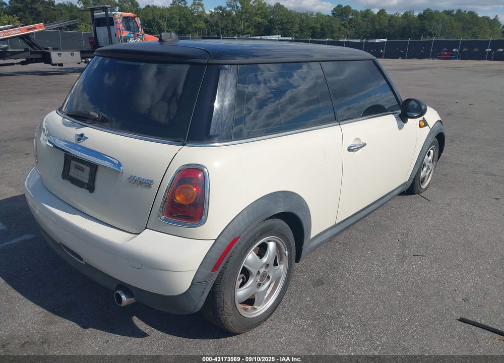 2009 MINI COOPER VIN: WMWMF33549TT68408