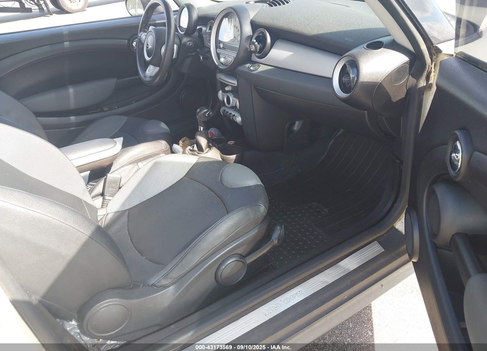 2009 MINI COOPER VIN: WMWMF33549TT68408