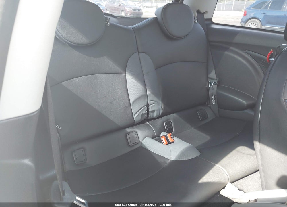2009 MINI COOPER VIN: WMWMF33549TT68408