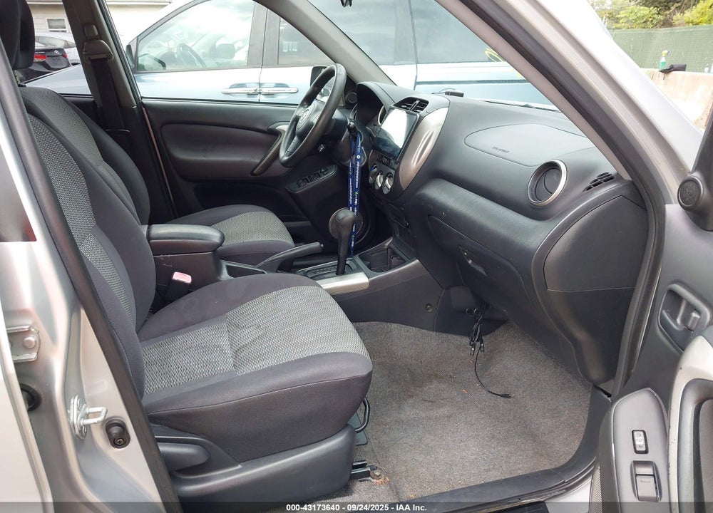 2005 TOYOTA RAV4 VIN: JTEHD20V556036555