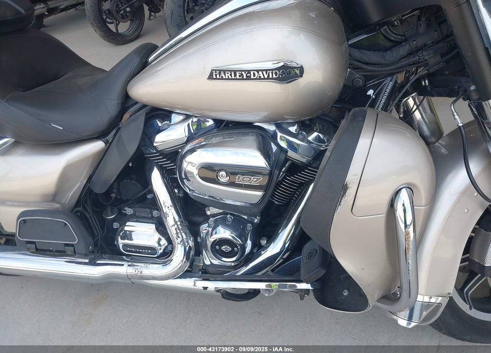2018 HARLEY-DAVIDSON FLHTCU ULTRA CLASSIC ELECTRA GLD VIN: 1HD1FCC1XJB670572