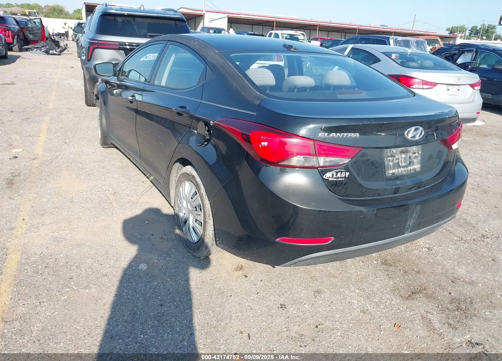 2016 HYUNDAI ELANTRA VIN: 5NPDH4AE2GH706427
