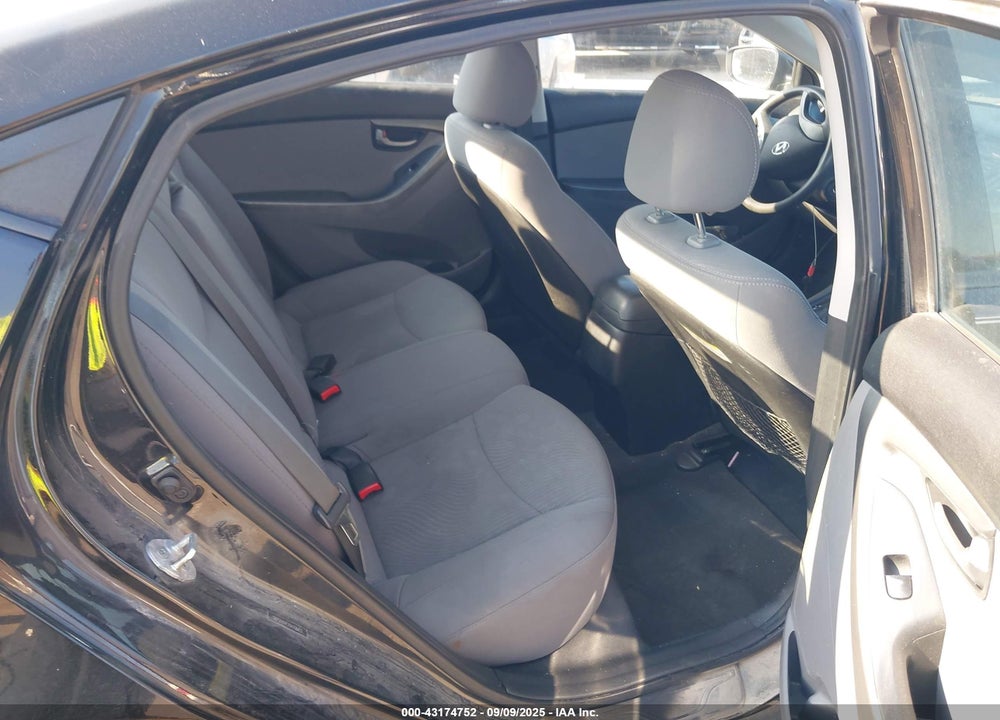 2016 HYUNDAI ELANTRA VIN: 5NPDH4AE2GH706427