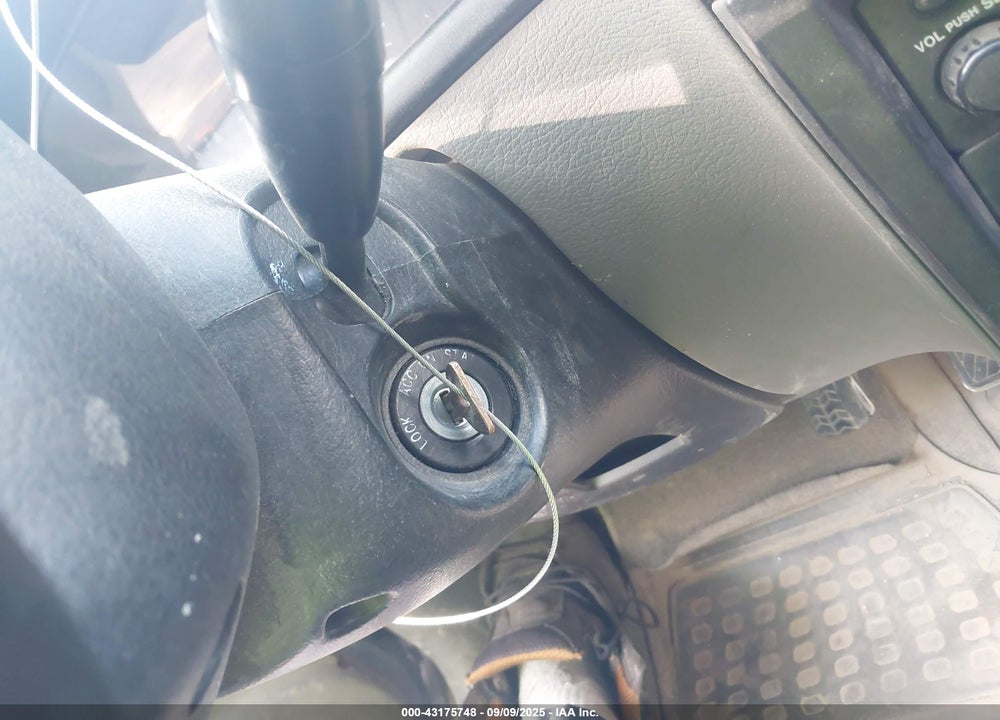 2002 KIA RIO VIN: KNADC123926157156