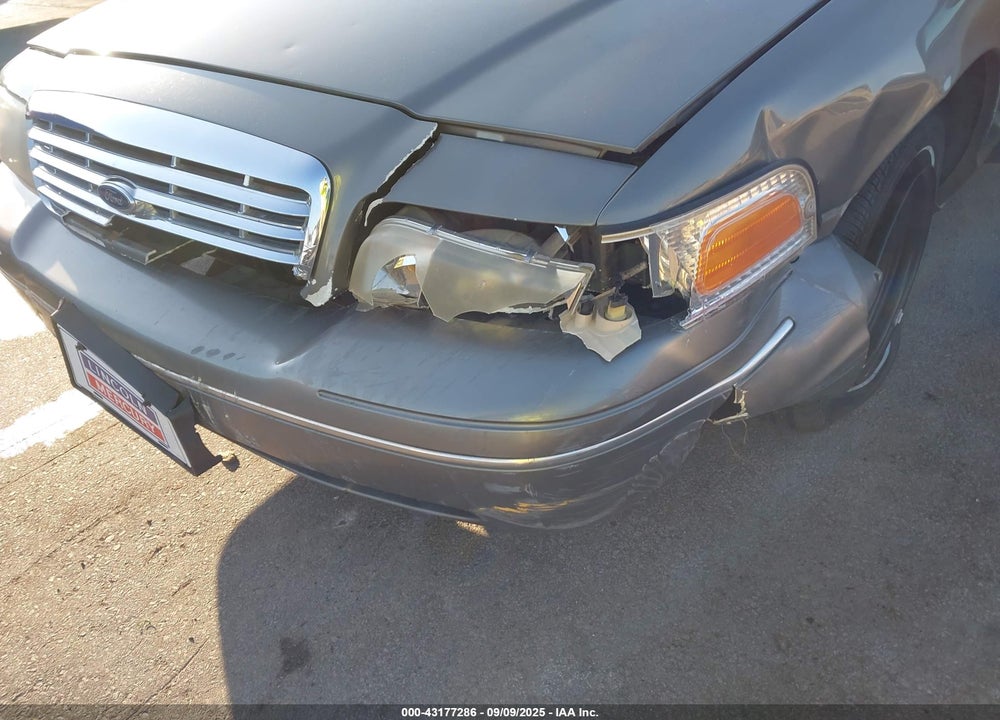 2001 FORD CROWN VICTORIA VIN: 2FAFP73W81X105683