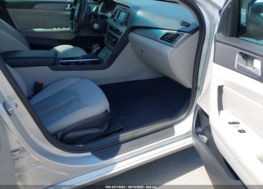 2015 HYUNDAI SONATA VIN: 5NPE24AF2FH196027