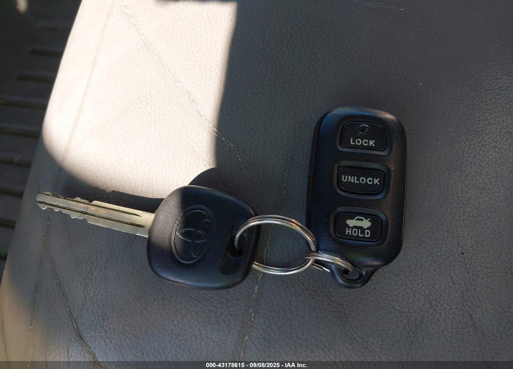2004 TOYOTA CAMRY XLE VIN: 4T1BE30K54U928149