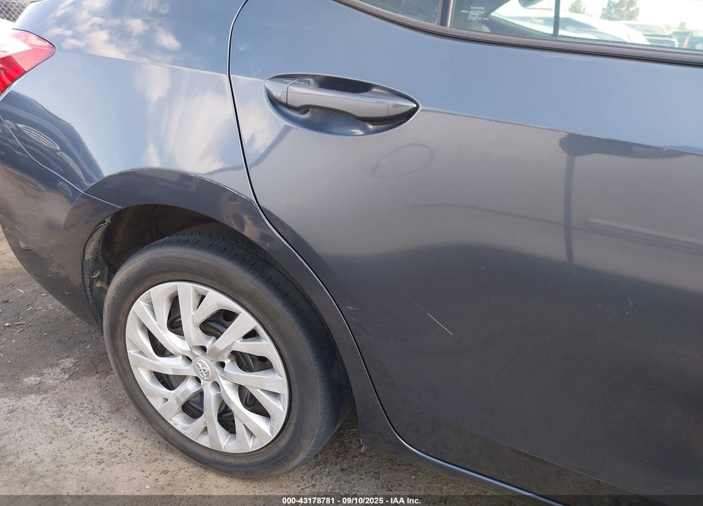2018 TOYOTA COROLLA LE VIN: 5YFBURHE5JP813892