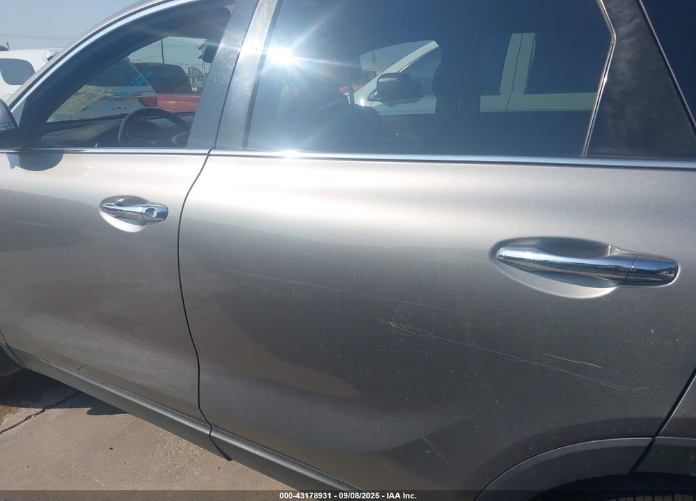 2018 KIA SORENTO VIN: 5XYPG4A3XJG405255