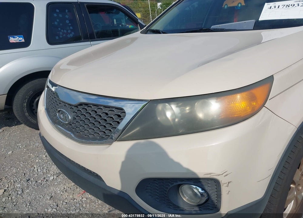 2011 KIA SORENTO VIN: 5XYKT3A14BG055928