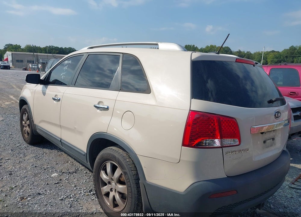 2011 KIA SORENTO VIN: 5XYKT3A14BG055928