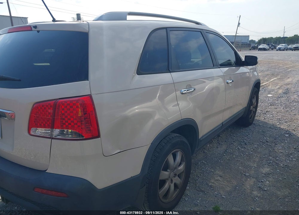 2011 KIA SORENTO VIN: 5XYKT3A14BG055928