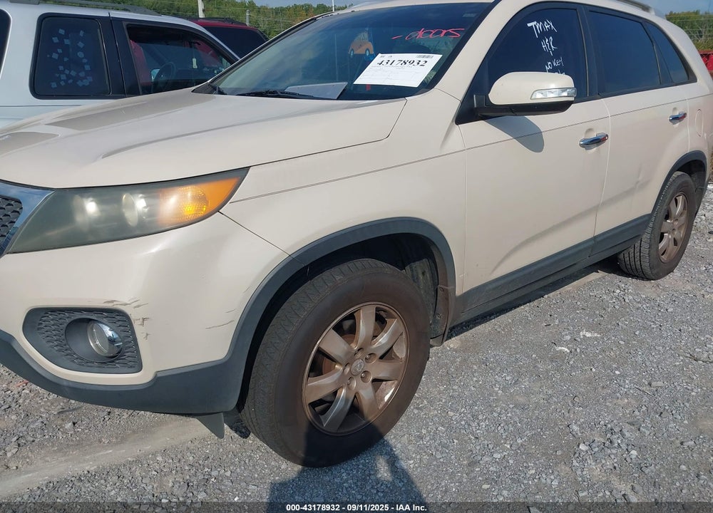 2011 KIA SORENTO VIN: 5XYKT3A14BG055928