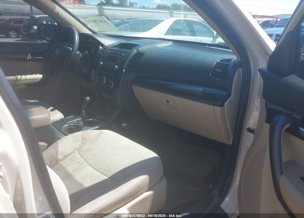 2011 KIA SORENTO VIN: 5XYKT3A14BG055928