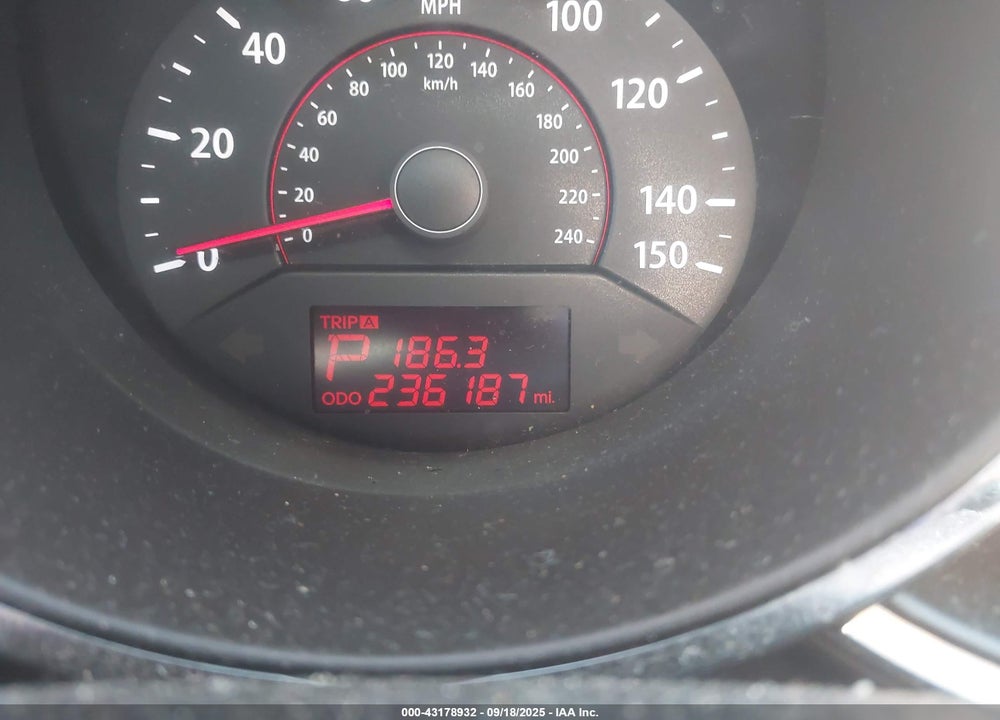 2011 KIA SORENTO VIN: 5XYKT3A14BG055928