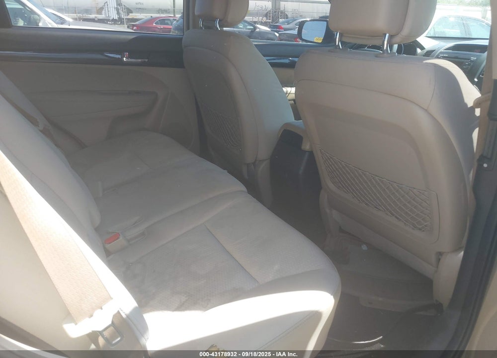 2011 KIA SORENTO VIN: 5XYKT3A14BG055928