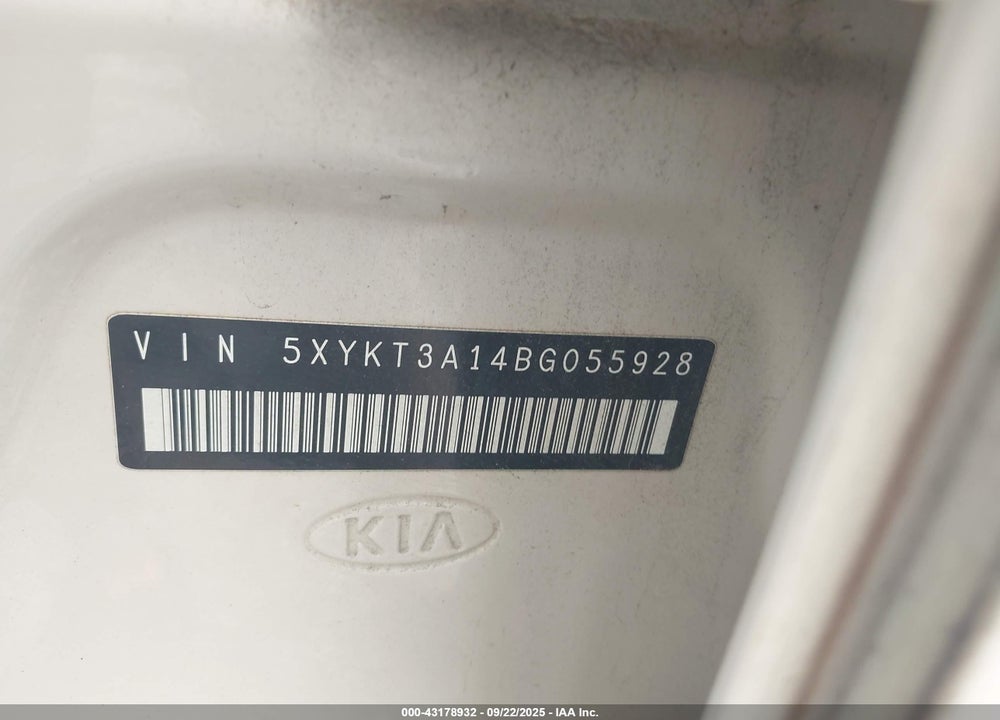 2011 KIA SORENTO VIN: 5XYKT3A14BG055928