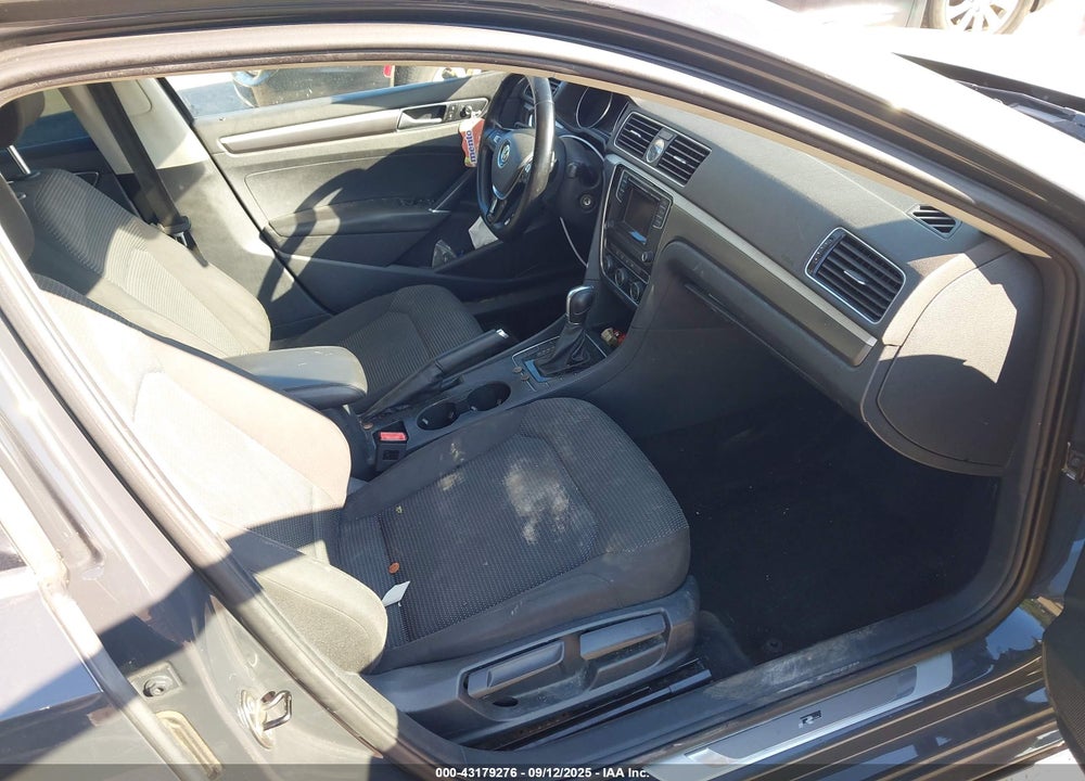 2016 VOLKSWAGEN PASSAT VIN: 1VWAT7A34GC037930