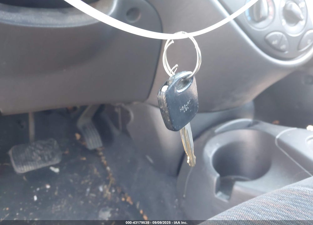 2000 FORD FOCUS LX VIN: 1FAFP33P8YW335263
