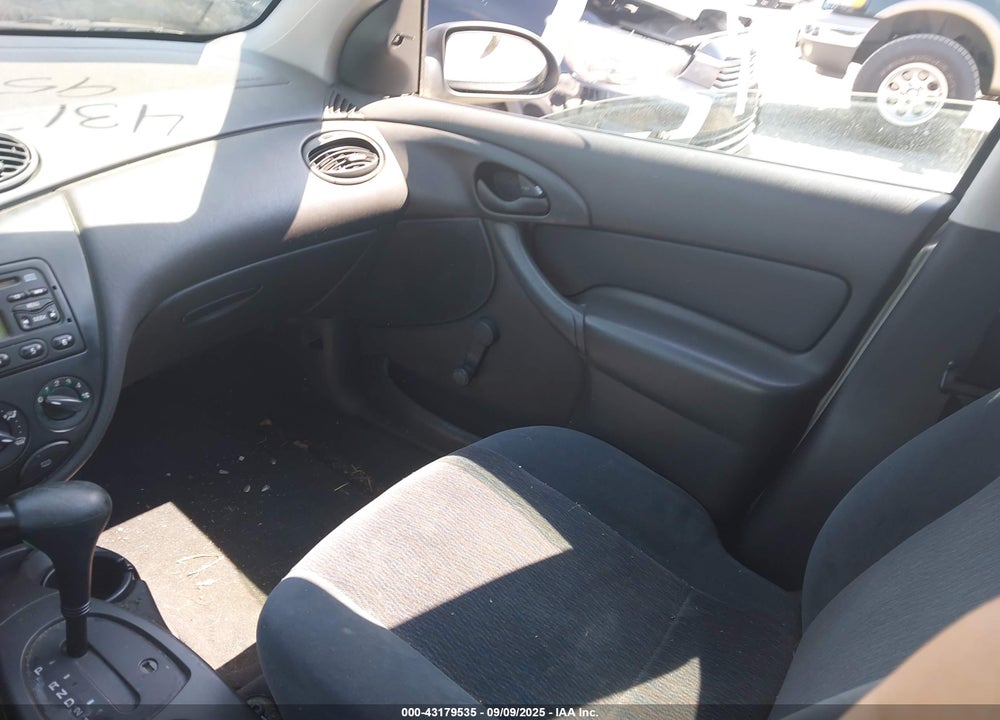 2000 FORD FOCUS LX VIN: 1FAFP33P8YW335263