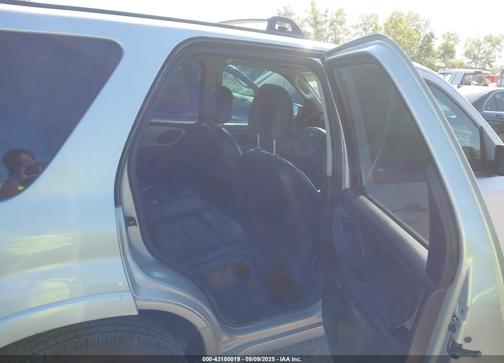 2005 FORD ESCAPE VIN: 1FMYU04135KB68930
