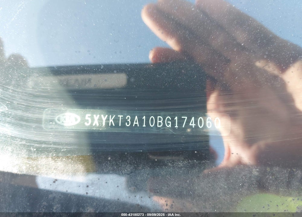 2011 KIA SORENTO VIN: 5XYKT3A10BG174060